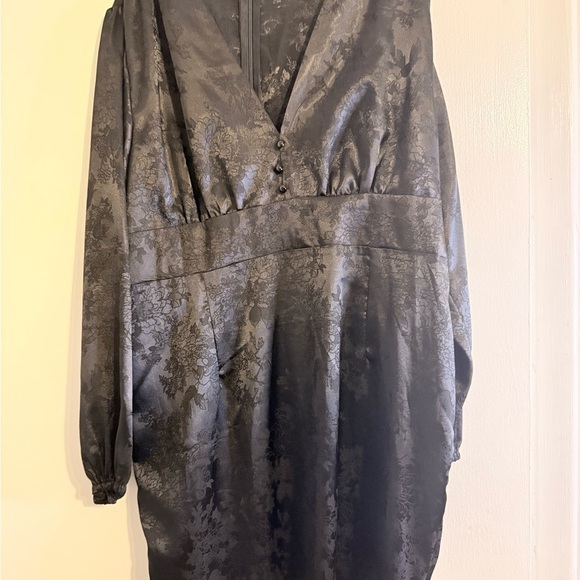 Elegant Black V-Neck Dress - Picture 2 of 6